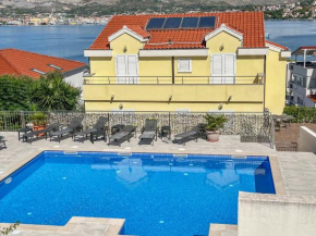 Apartments in Okrug Gornji 6188